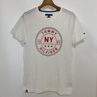 トミーヒルフィガー(TOMMY HILFIGER)の『TOMMY HILFIGER』スタンププリントTee(Tシャツ/カットソー(半袖/袖なし))