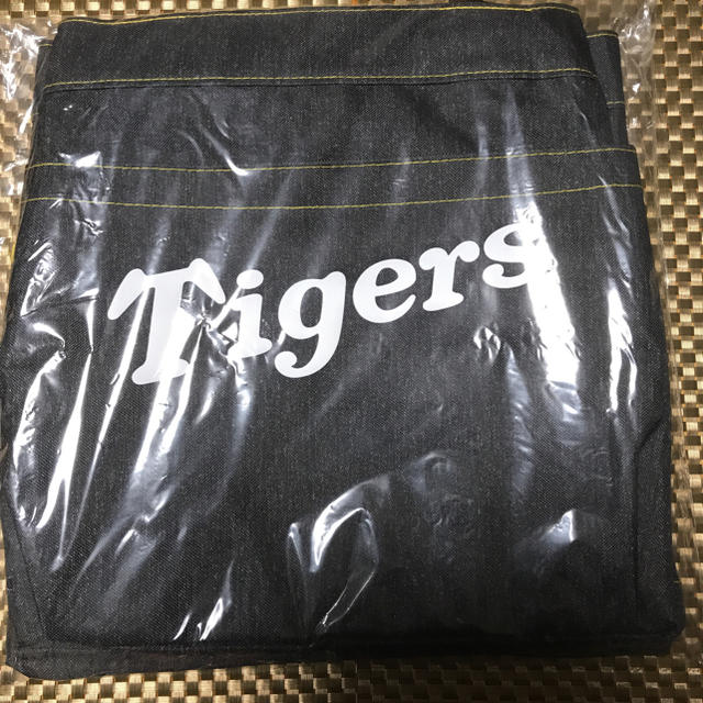 阪神タイガース(ハンシンタイガース)の阪神タイガース2019２WAY　ブラックデニム風の大容量バッグ スポーツ/アウトドアの野球(応援グッズ)の商品写真