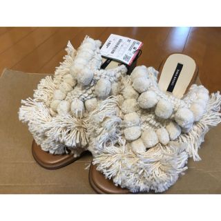 ザラ(ZARA)のZARA マクラメ風フリンジサンダル(サンダル)