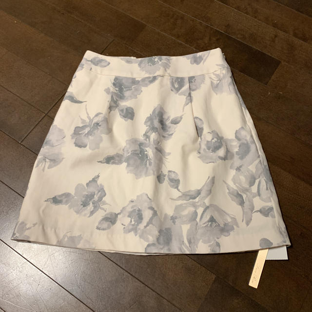 Luxe Rose(リュクスローズ)のお値下げ！Luxe Rose 新品タグ付き 定価4900円  花柄スカート レディースのスカート(ミニスカート)の商品写真