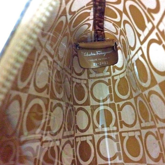 Ferragamo(フェラガモ)のフェラガモ ミニショルダーバッグ クリア レディースのバッグ(ショルダーバッグ)の商品写真