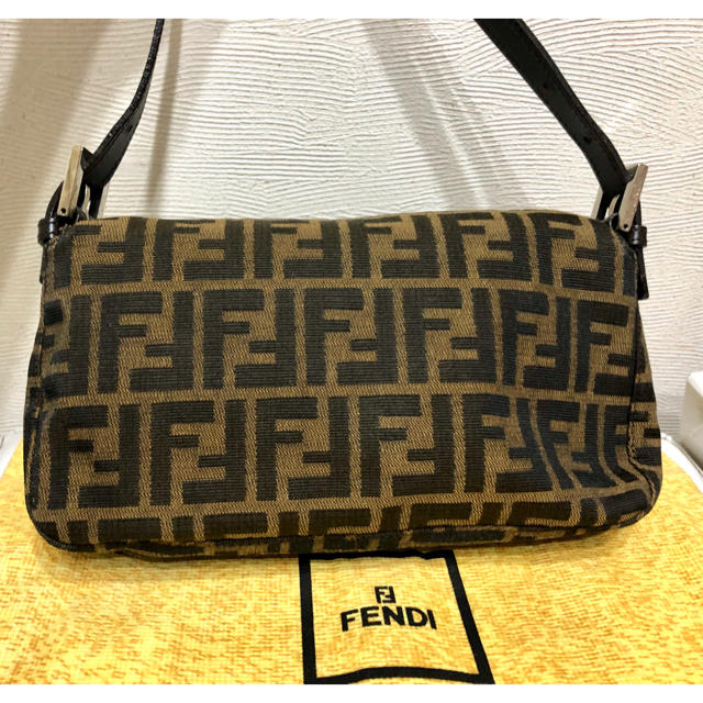 FENDI(フェンディ)の正規店購入✨人気❗️FENDIフェンディのズッカ柄マンマバケット レディースのバッグ(ショルダーバッグ)の商品写真