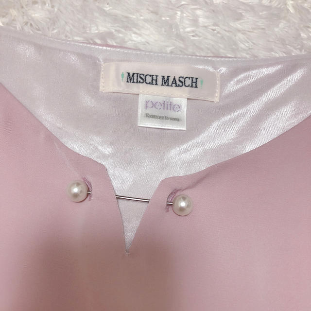 MISCH MASCH(ミッシュマッシュ)の【新品】週末限定価格ミッシュマッシュ  パールバー付きブラウス レディースのトップス(シャツ/ブラウス(長袖/七分))の商品写真