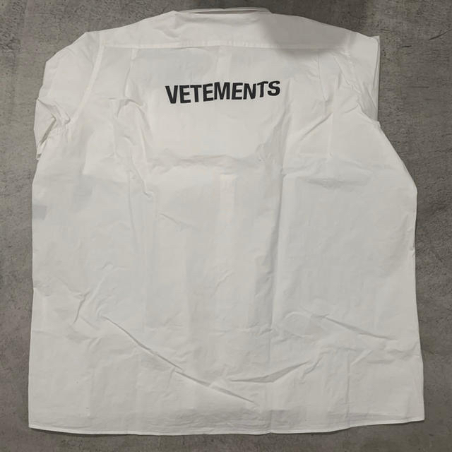 Balenciaga(バレンシアガ)のVETEMENTS バックロゴ オーバーサイズシャツ 白シャツ M バレンシアガ メンズのトップス(シャツ)の商品写真