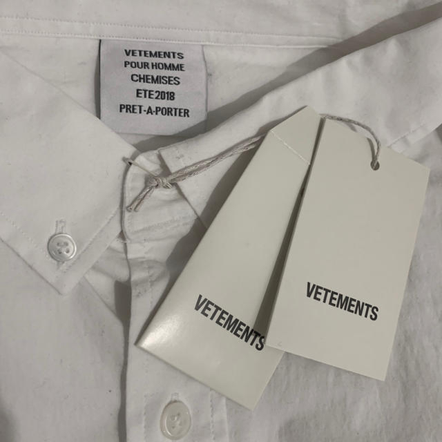 Balenciaga(バレンシアガ)のVETEMENTS バックロゴ オーバーサイズシャツ 白シャツ M バレンシアガ メンズのトップス(シャツ)の商品写真