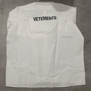 バレンシアガ(Balenciaga)のVETEMENTS バックロゴ オーバーサイズシャツ 白シャツ M バレンシアガ(シャツ)