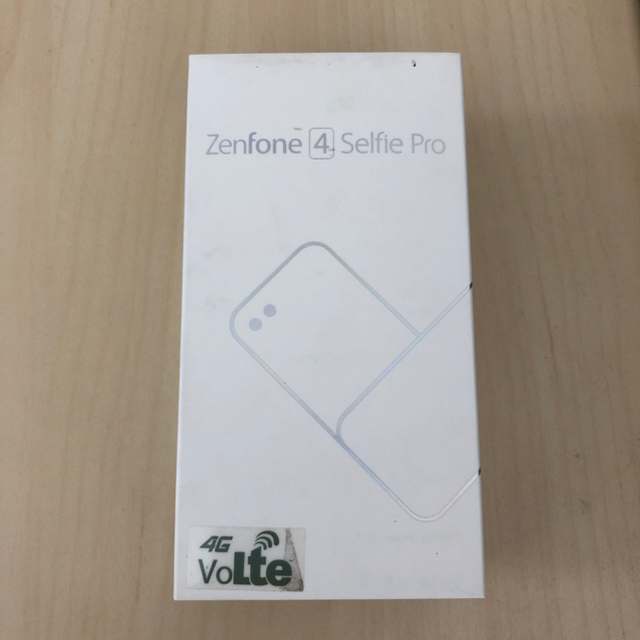 ASUS(エイスース)のZenFone 4 Selfie Pro ZD552KL-BK64S4 ブラック スマホ/家電/カメラのスマートフォン/携帯電話(スマートフォン本体)の商品写真