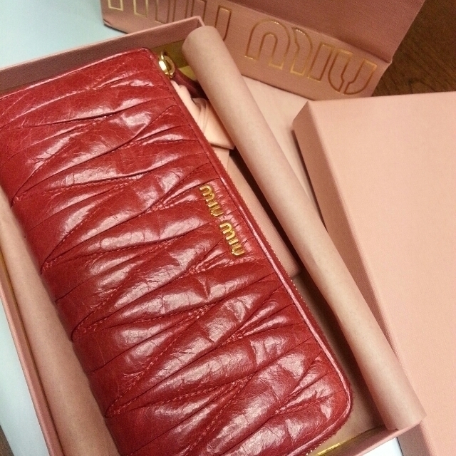 miumiu(ミュウミュウ)のMIUMIU財布 値下げ可 レディースのファッション小物(財布)の商品写真