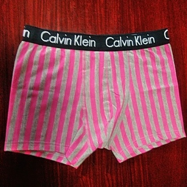 Calvin Klein(カルバンクライン)の大人気商品､カルバン・クライン、青色と赤色と黄色のXLの3枚セット メンズのアンダーウェア(ボクサーパンツ)の商品写真