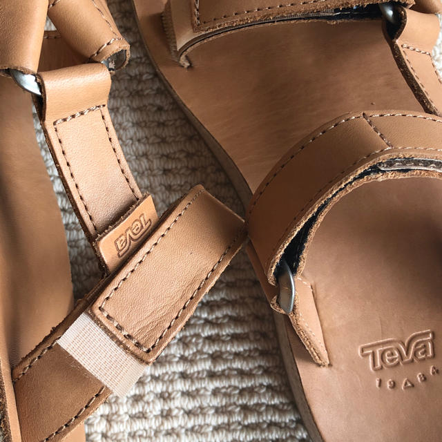 Teva(テバ)の週末お値下げ☆tavaサンダル ウィメンズ レザーTAN(タン) 新品未使用美品 レディースの靴/シューズ(サンダル)の商品写真