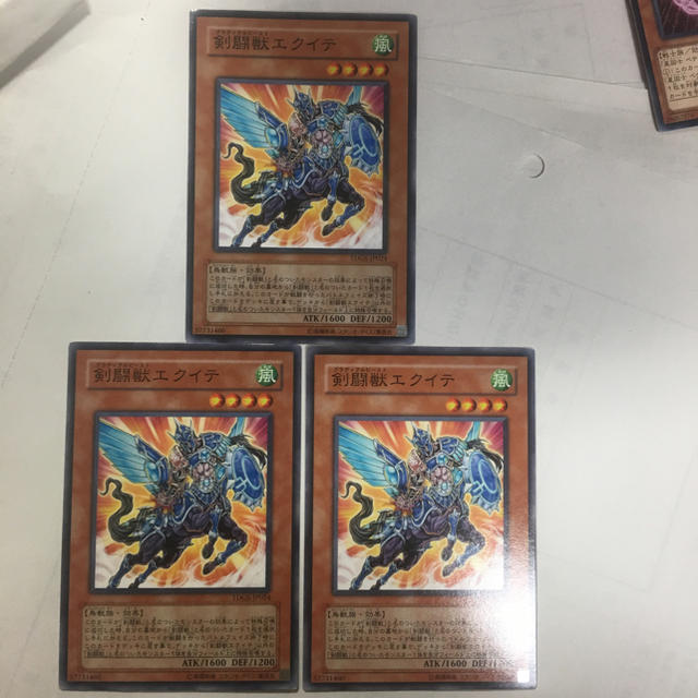 遊戯王(ユウギオウ)の遊戯王剣闘獣エクイテ3枚セット エンタメ/ホビーのトレーディングカード(シングルカード)の商品写真