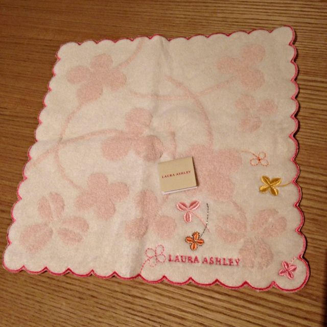 LAURA ASHLEY(ローラアシュレイ)のLA🌸 タオルハンカチセット💗 レディースのファッション小物(ハンカチ)の商品写真