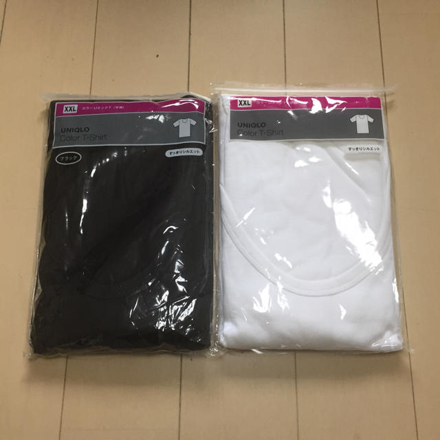 UNIQLO(ユニクロ)のカラーUネックT半袖XXL白、黒2枚組 メンズのトップス(Tシャツ/カットソー(半袖/袖なし))の商品写真