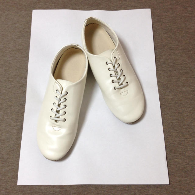 MUJI (無印良品)(ムジルシリョウヒン)のオフホワイトのフラットバレエシューズ レディースの靴/シューズ(ローファー/革靴)の商品写真