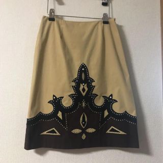 モスキーノ(MOSCHINO)のスタッズ ベージュ オールシーズン(ひざ丈スカート)