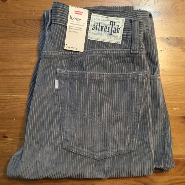 Levi's - SILVER TAB バギー パンツ グレーコーデュロイ の通販 Levi's - SILVER TAB バギー パンツ グレーコーデュロイ の通販
