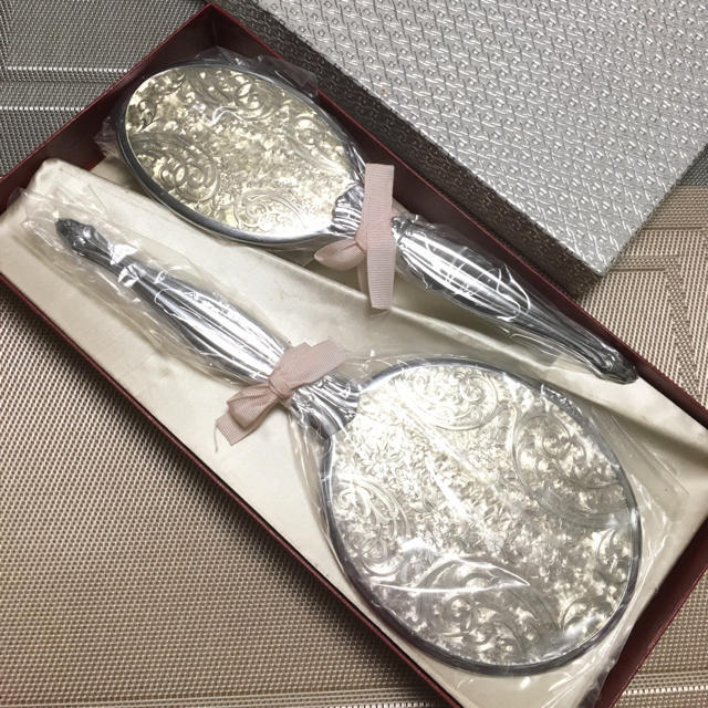 新品未使用品 彫銀 手鏡とブラシのセット