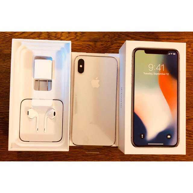 iPhone(アイフォーン)の未使用・新品 ！ iPhone X 64GB Silver docomo 2台 スマホ/家電/カメラのスマートフォン/携帯電話(スマートフォン本体)の商品写真