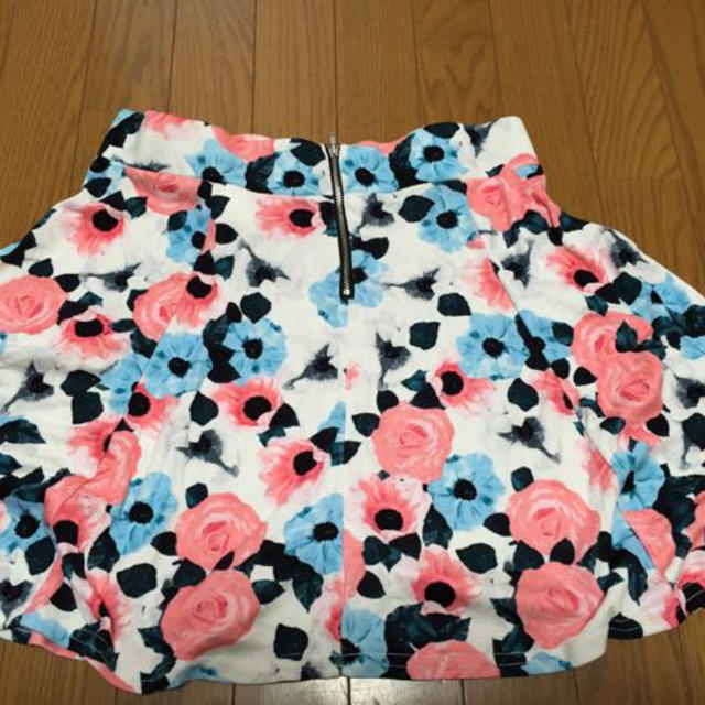 H&M(エイチアンドエム)のH&M 花柄 フレア ミニ スカート♡♡ レディースのスカート(ミニスカート)の商品写真