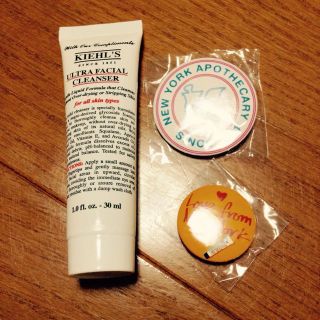 キールズ(Kiehl's)の値下げ★キールズ洗顔料と缶バッヂ★(洗顔料)