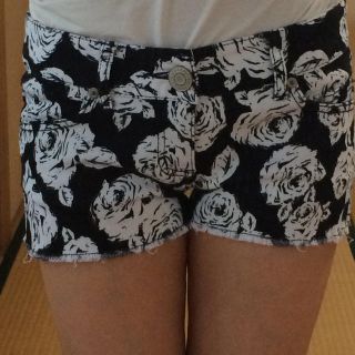 アベイル(Avail)の薔薇柄パンツ(ショートパンツ)