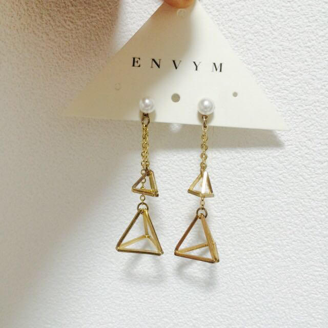 ENVYM(アンビー)のトライアングルピアス レディースのアクセサリー(ピアス)の商品写真