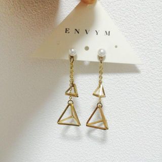 アンビー(ENVYM)のトライアングルピアス(ピアス)