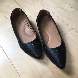 ローブ(ROBE)のパンチングフラットパンプス ブラック 24cm〜24.5cm(ハイヒール/パンプス)