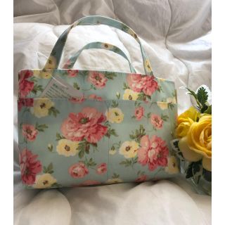 ローラアシュレイ(LAURA ASHLEY)のローラアシュレイ❤️【新品】花柄のバッグインバッグ(ポーチ)