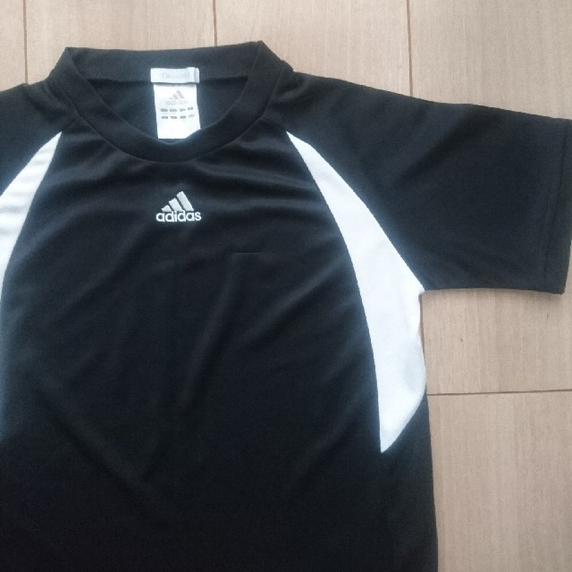 adidas(アディダス)のラッシュガード 半袖 アディダス 黒 キッズ/ベビー/マタニティのキッズ服男の子用(90cm~)(水着)の商品写真