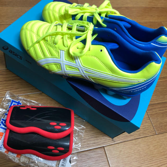 asics(アシックス)の新品未使用 asicsサッカースパイク23.5cm&moltenすねあてSサイズ チケットのスポーツ(サッカー)の商品写真