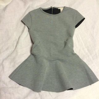 エイチアンドエム(H&M)のペプラムトップス(カットソー(半袖/袖なし))