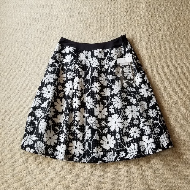 GALLERY VISCONTI(ギャラリービスコンティ)の【新品未使用】《ギャラリービスコンティ》花柄 スカート チェック　モノトーン　M レディースのスカート(ひざ丈スカート)の商品写真