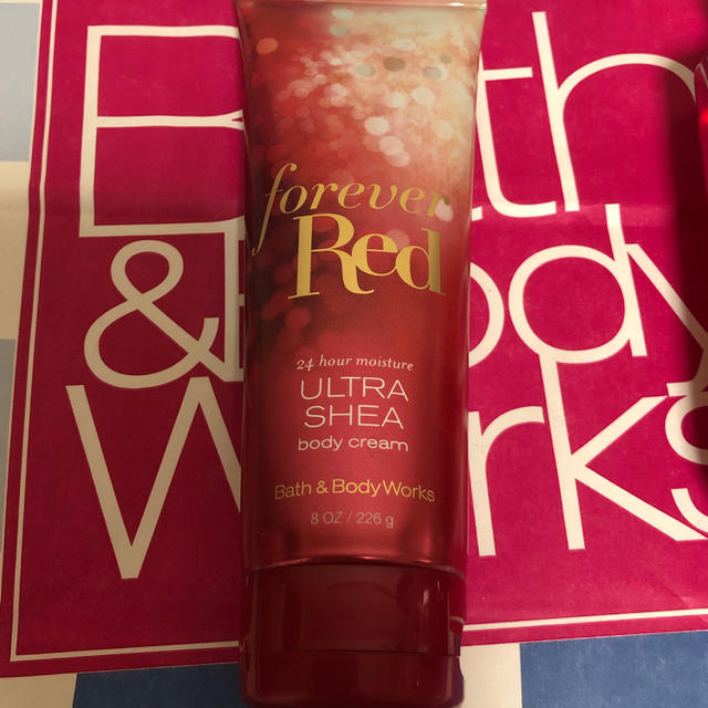 Bath & Body Works(バスアンドボディーワークス)のフォーエバーレッド☆ローション、ミスト、シャワージェルセット コスメ/美容のボディケア(ボディクリーム)の商品写真