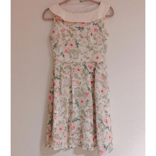 トッコ(tocco)のtocco closet ホワイト花柄ワンピース トッコクローゼット(ひざ丈ワンピース)