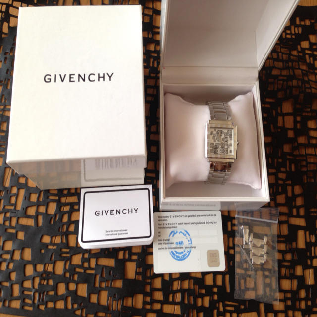 GIVENCHY(ジバンシィ)のGIVENCHY  腕時計（送料込） レディースのファッション小物(腕時計)の商品写真