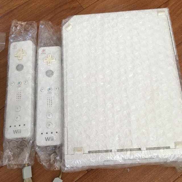 Wii(ウィー)のWii本体とコントローラー、ディスク4本付き エンタメ/ホビーのゲームソフト/ゲーム機本体(家庭用ゲーム機本体)の商品写真