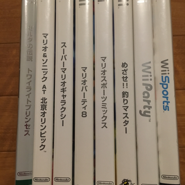 Wii(ウィー)のWii本体とコントローラー、ディスク4本付き エンタメ/ホビーのゲームソフト/ゲーム機本体(家庭用ゲーム機本体)の商品写真