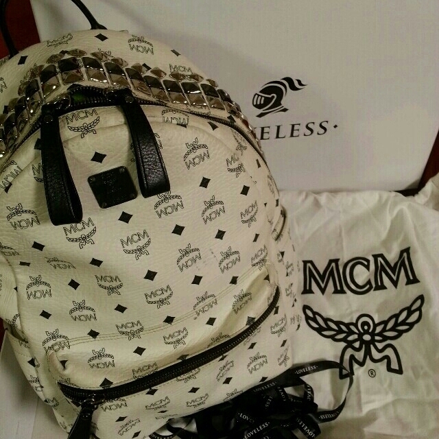 MCM - 本物 MCM スタッズ付白リュックの通販 by 在庫確認願。発送は