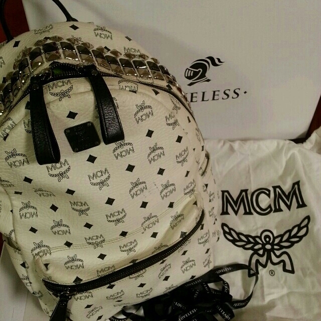 MCM - 本物 MCM スタッズ付白リュックの通販 by 在庫確認願。発送は ...