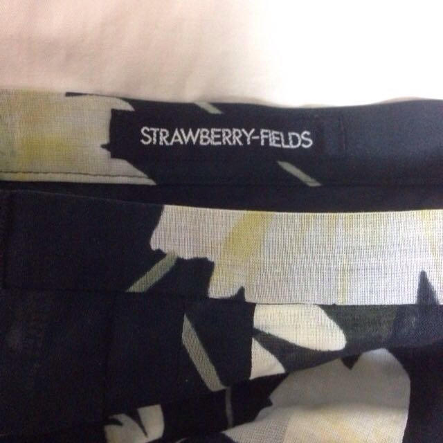 STRAWBERRY-FIELDS(ストロベリーフィールズ)のマーガレット柄スカート レディースのスカート(ひざ丈スカート)の商品写真