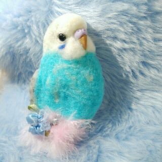 羊毛フェルト　セキセイインコ　ブローチ　水色×白(コサージュ/ブローチ)