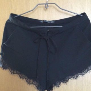 ザラ(ZARA)のザラZARA ブラックショートパンツ(ショートパンツ)