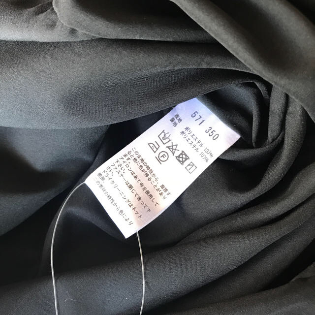 ZARA(ザラ)のオットー 新品 ブラックフリルシンプルなワンピース  レディースのワンピース(ひざ丈ワンピース)の商品写真