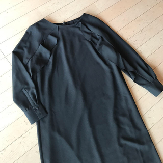 ザラ(ZARA)のオットー 新品 ブラックフリルシンプルなワンピース (ひざ丈ワンピース)