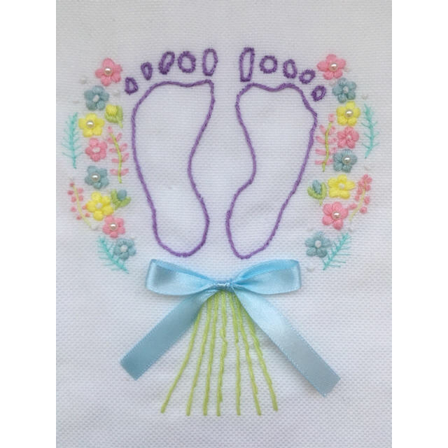 花束刺繍  足型 手型刺繍  ハンドメイド オーダーメイド  ホワイトパールキッズ/ベビー/マタニティ