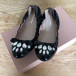 ミュウミュウ(miumiu)の［値下げ］miumiuビジューフラットシューズ 美品 正規品(バレエシューズ)