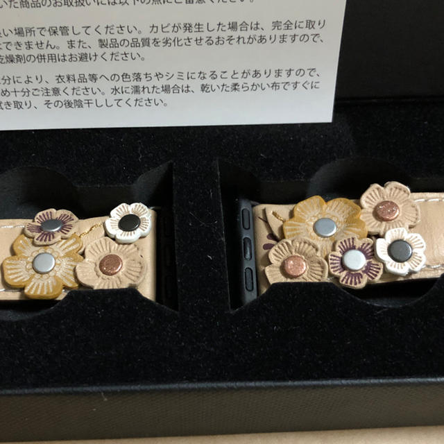 Apple Watch(アップルウォッチ)の【美品】アップルウォッチcoachバンド     38㎜ティーローズアップリケ♡ メンズの時計(レザーベルト)の商品写真