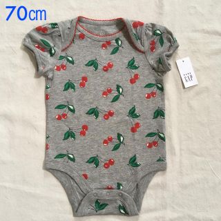 ベビーギャップ(babyGAP)の『新品』babyGap 女の子用 チェリー柄 半袖ボディ 70㎝サイズ(肌着/下着)