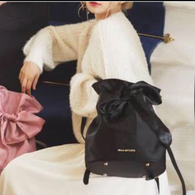Maison de FLEUR(メゾンドフルール)のメゾンドフルール  巾着リュック ブラック　★ レディースのバッグ(リュック/バックパック)の商品写真